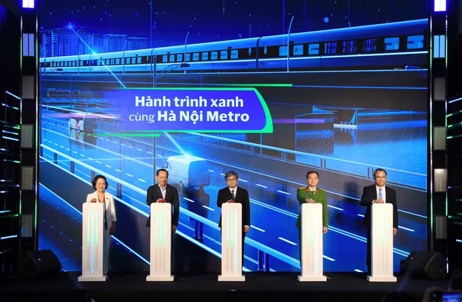 Phó Chủ tịch UBND TP Hà Nội Trương Việt Dũng, lãnh đạo Cục Cảnh sát Quản lý hành chính về trật tự xã hội, Hà Nội metro và các bên liên quan nhấn nút công bố hệ thống soát vé tự động định danh, nhận diện sinh trắc học với tuyến tàu điện Cát Linh - Hà Đông