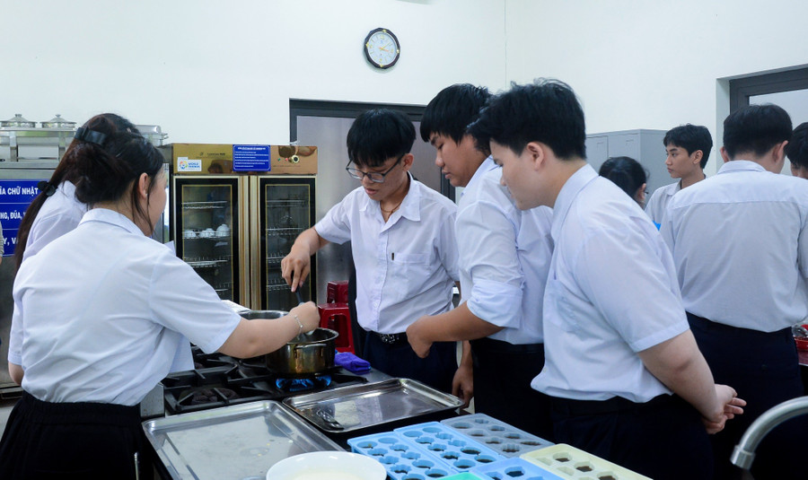 Học viên trung cấp Trường Cao đẳng Thương mại (Đà Nẵng) thực hành kỹ thuật chế biến món ăn. Ảnh: NTCC