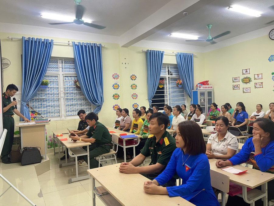 Lớp học xoá mù ở thôn Tén Tằn, xã Mường Lát.