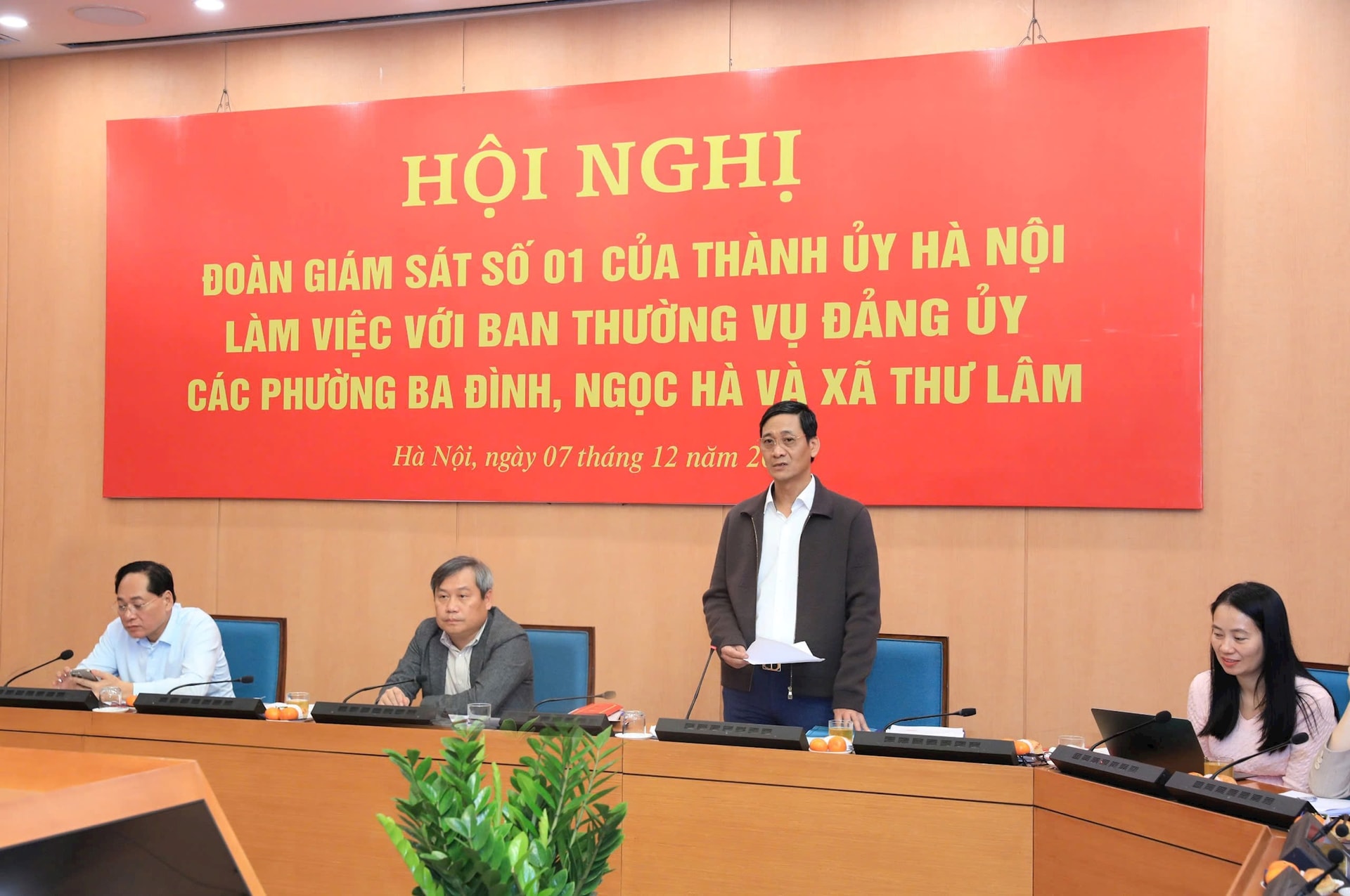 Chánh Văn phòng UBND Thành phố Lê Thanh Nam - Phó Trưởng đoàn giám sát phát biểu. Ảnh: T.Hai