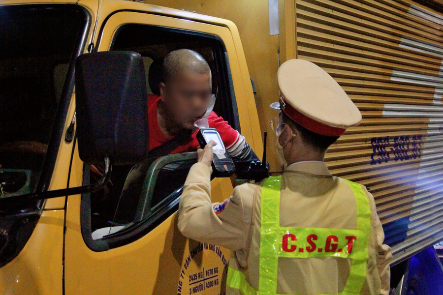 CSGT kiểm soát nồng độ cồn đối với lái xe kinh doanh vận tải. ha-noi-xu-ly-vi-pham-an-toan-giao-thong-lam-nghiem-khong-vung-cam-2.jpg
