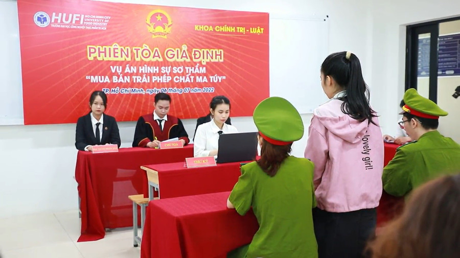 Sinh viên ngành Luật - Trường Đại học Công Thương TPHCM thực hành phiên tòa giả định. Ảnh: HUIT