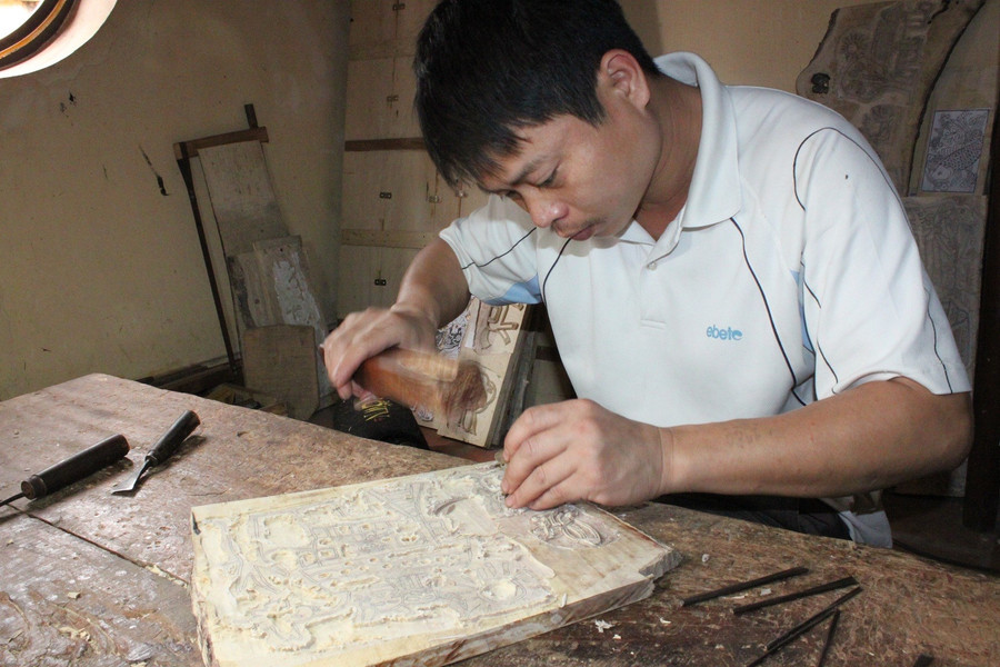 Thợ khắc mẫu trên bản gỗ. mo-loi-hoi-sinh-cho-di-san-500-tuoi-2.jpg