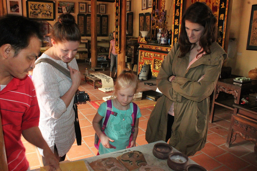 Dưới góc nhìn của du khách quốc tế, tranh Đông Hồ là một trong những sản phẩm văn hóa đặc trưng của Việt Nam. mo-loi-hoi-sinh-cho-di-san-500-tuoi-3.jpg