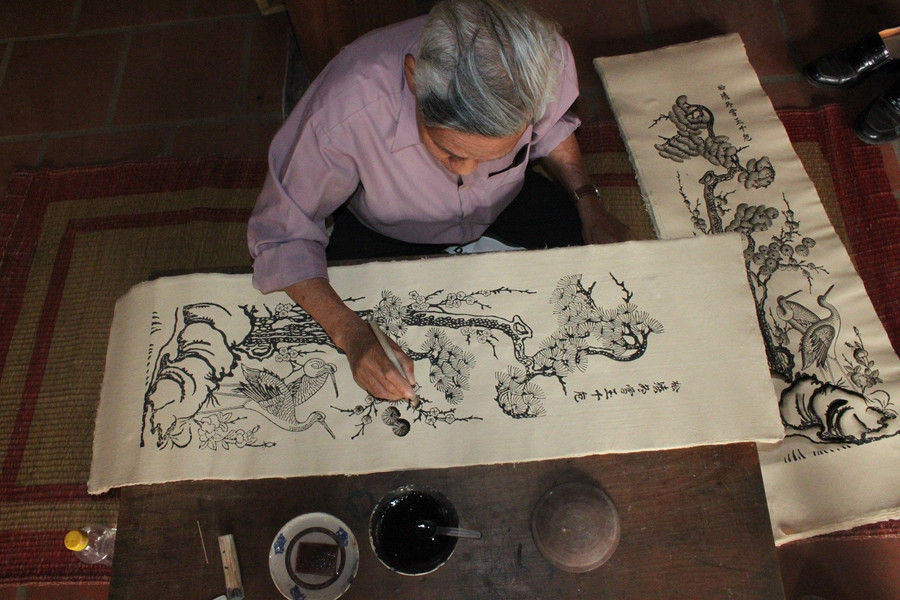 Nghệ nhân Nguyễn Đăng Chế lưu giữ trên 200 mẫu tranh cổ và sáng tác thêm nhiều mẫu tranh dân gian mới.