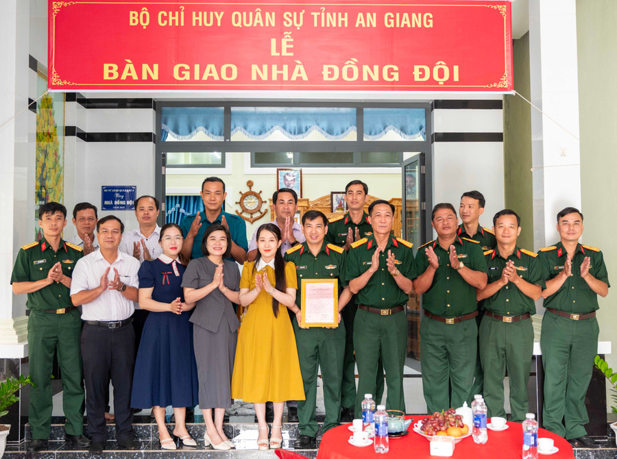 Trao Nhà Đồng đội giúp quân nhân tại ngũ thêm an tâm công tác.