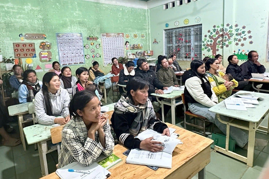 Mọi người chăm chú học. Ảnh: T.H 29e9c256ef3f6061392e48.jpg