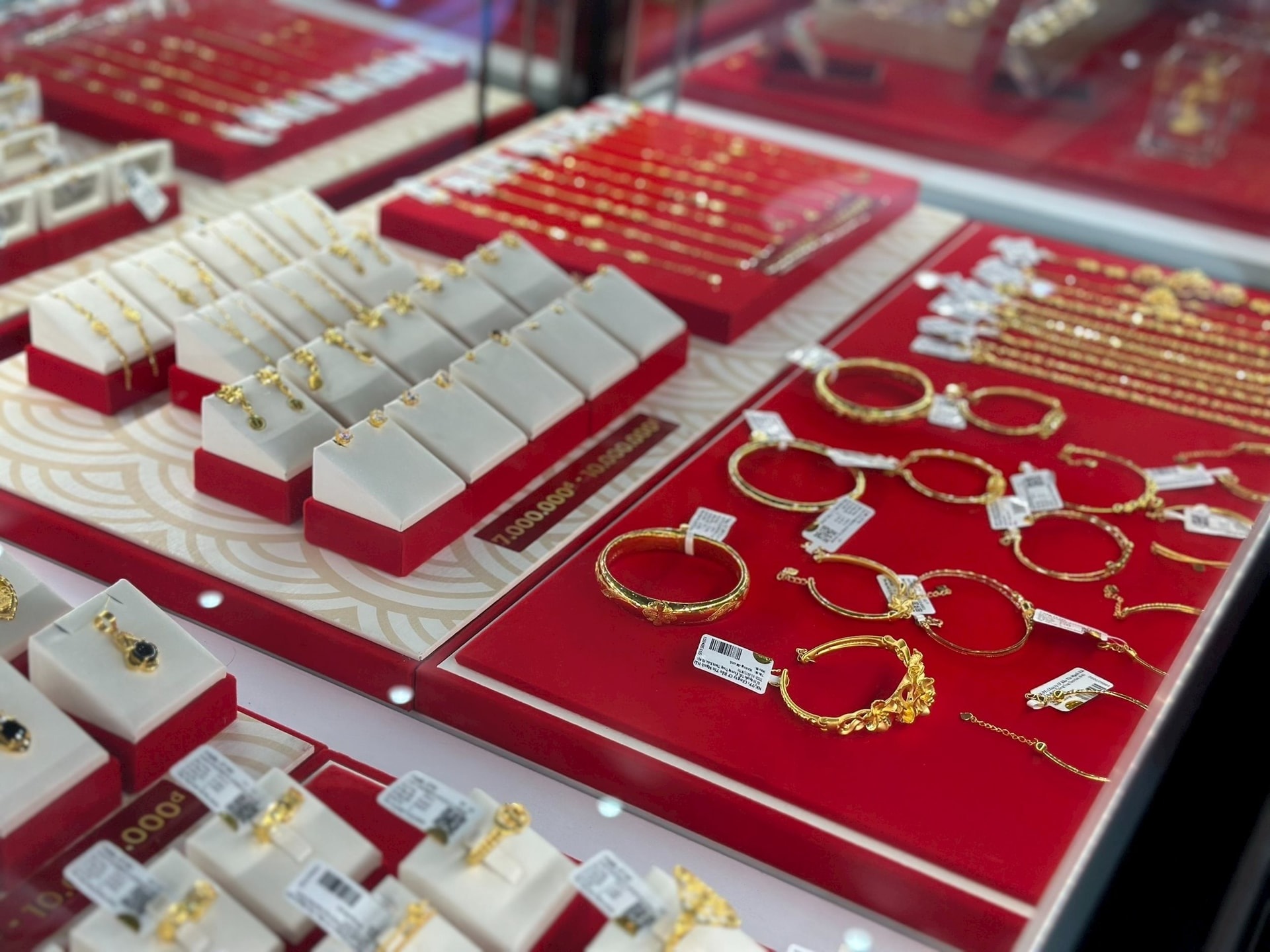 Giá vàng hôm nay 15 12 2025 Giá vàng SJC, giá vàng nhẫn, vàng miếng trong nước và giá vàng thế giới