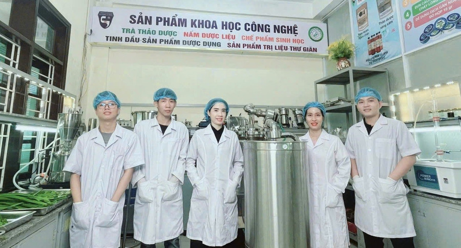 PGS.TS Nguyễn Thị Ái Nhung (thứ 3 từ trái qua) cùng nhóm nghiên cứu tại Viện Nghiên cứu và Ứng dụng Khoa học Công nghệ, Trường Đại học Khoa học, Đại học Huế. Ảnh: NVCC