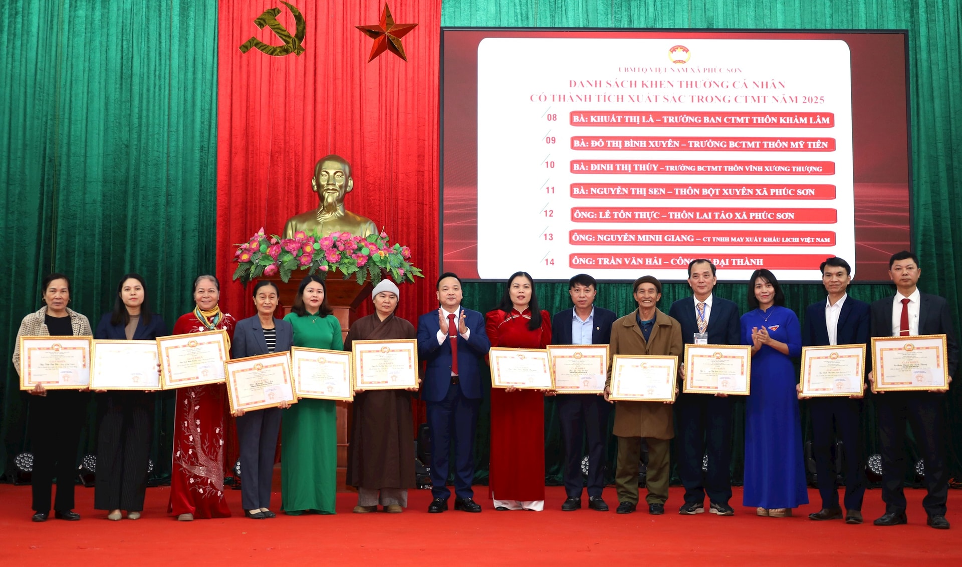 Chủ tịch Ủy ban Mặt trận Tổ quốc Việt Nam xã Phúc Sơn Lê Thành Đoàn khen thưởng các tập thể, cá nhân có thành tích trong công tác Mặt trận. Ảnh: Kim Nhuệ