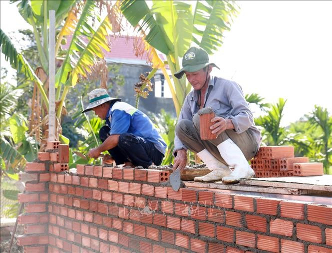 Căn nhà mới của chị Trần Thị Thanh Thúy (xã Diên Điền, tỉnh Khánh Hòa) đang được xây dựng. Ảnh: TTXVN viet-tiep-cau-chuyen-nhan-ai-sau-lu-du-1.jpg