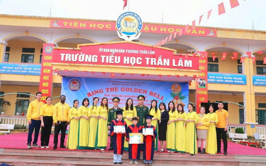 Ban tổ chức trao giải cho các học sinh suất sắc. 4.jpg
