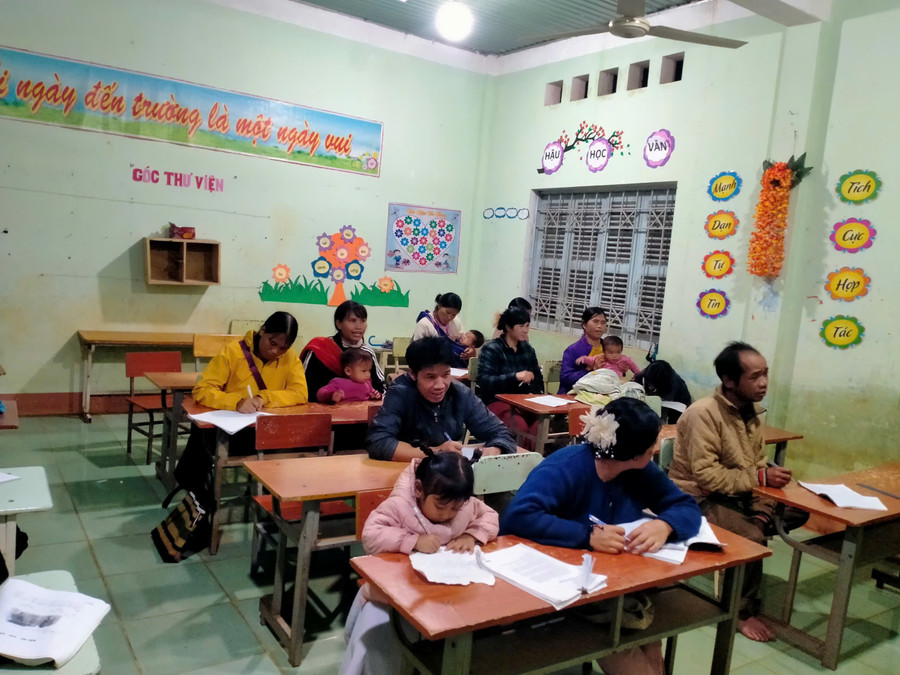 Các học viên chăm chú luyện viết bài và đọc. 2190494496039526474.jpg