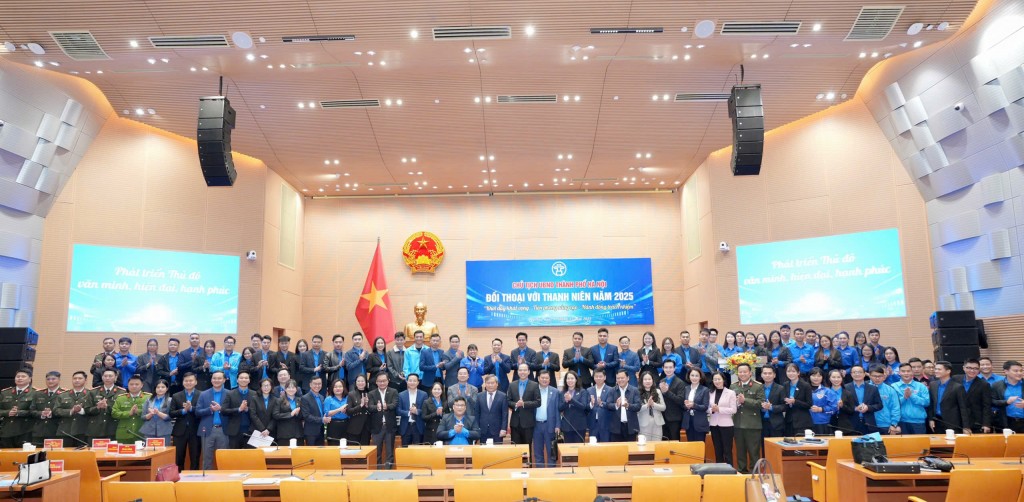 Các đại biểu và thanh niên chụp ảnh lưu niệm sau Chương trình đối thoại với Chủ tịch UBND thành phố Hà Nội.