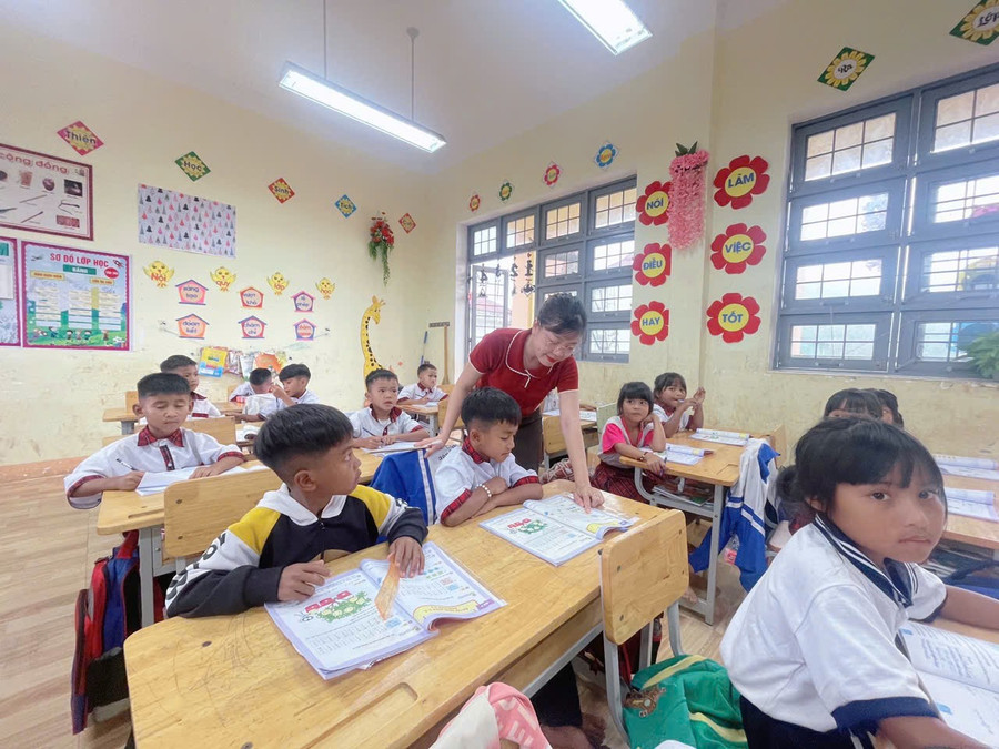 Cô giáo Đào Thị Thanh Tâm trong một giờ dạy tại Trường Tiểu học Kim Đồng (xã Tu Mơ Rông, tỉnh Quảng Ngãi). Ảnh: NVCC 28276426677265482.jpg