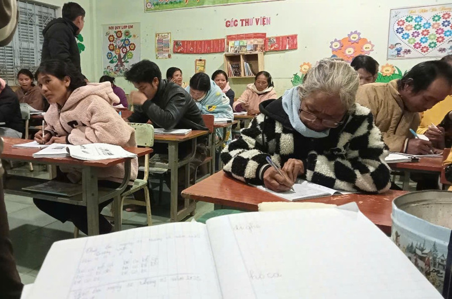 Lớp học không chỉ dạy chữ mà còn gieo niềm tin, giúp người dân vượt qua tự ti hướng tới giảm nghèo bền vững. 9405777395776313958.jpg