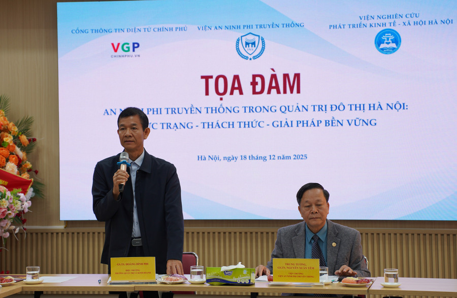 Chủ trì tọa đàm (từ trái sang phải ảnh): GS.TS Hoàng Đình Phi, Hiệu trưởng Trường Quản trị và Kinh doanh, Đại học Quốc gia Hà Nội; Trung tướng, GS.TS Nguyễn Xuân Yêm, Viện trưởng Viện An ninh phi truyền thống, Trường Quản trị và Kinh doanh, Đại học Quốc gia Hà Nội. toa-dam1.jpg