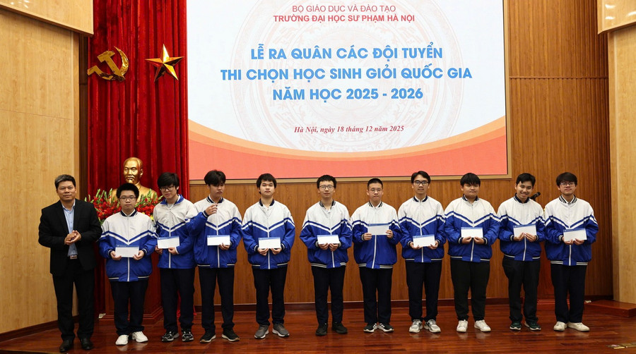 PGS.TS Kiều Văn Hoan – Phó Hiệu trưởng Trường ĐH Sư phạm Hà Nội tặng quà và gửi gắm niềm tin đến học sinh các đội tuyển.