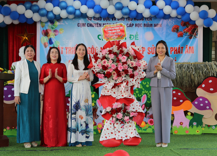 Phó giám đốc Sở GD&ĐT Hưng Yên Hà Thị Thu Phương tặng hoa chúc mừng thành công của chuyên đề. img-8355.jpg