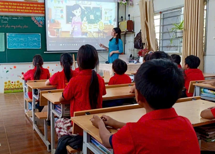 Cô, trò Trường PTDTBT Tiểu học Sin Suối Hồ (xã Sin Suối Hồ, Lai Châu) ứng dụng AI trong dạy và học. Ảnh: Thuận Thiên thi-diem-day-hoc-tri-tue-nhan-tao-o-tieu-hoc-2.jpg