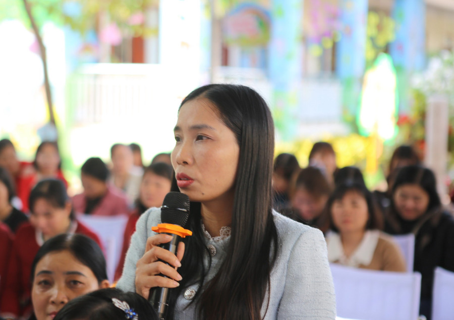 Các đại biểu và giáo viên đã trao đổi, thảo luận về những kiến thức, kỹ năng và phương pháp mới phát triển ngôn ngữ. img-8460.jpg