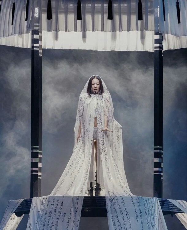 Jennie đã sử dụng biểu tượng từ văn hóa Hàn Quốc như thế nào để nâng tầm phong cách thời trang tại MMA 2025? jennie-blackpink-1.jpg