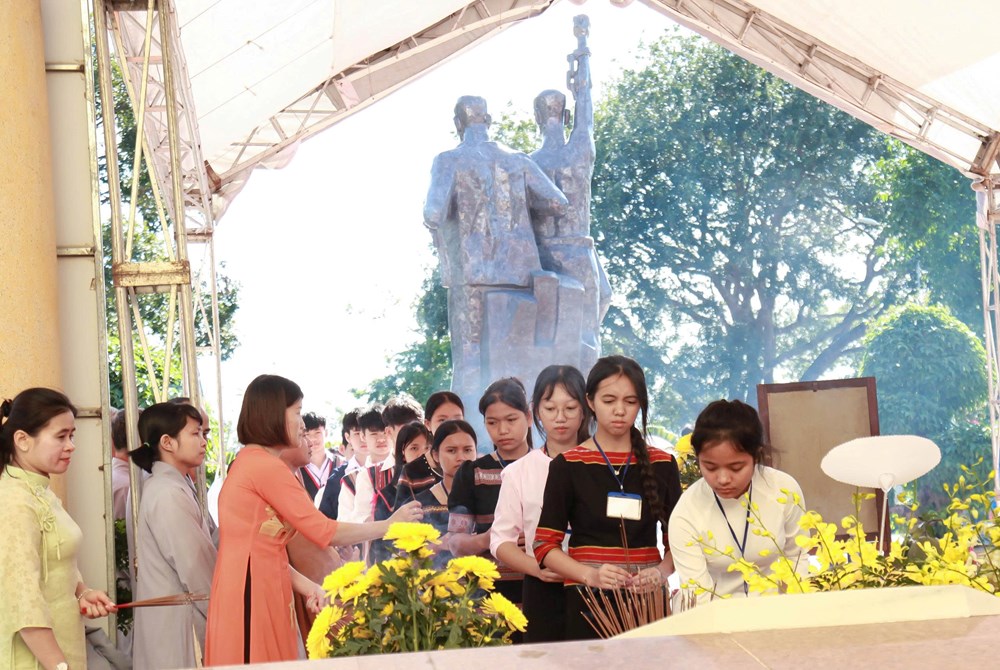 Lãnh đạo tỉnh Quảng Ngãi dâng hương tưởng niệm tại Di tích lịch sử Ngục Kon Tum - ảnh 4