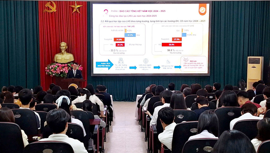 Ths Ngô Sĩ Các, Phó Hiệu trưởng Trường Cao đẳng Huế báo cáo tại hội nghị. z7356605002296-ed2f87f9fece61d1625b0a9f59588802.jpg