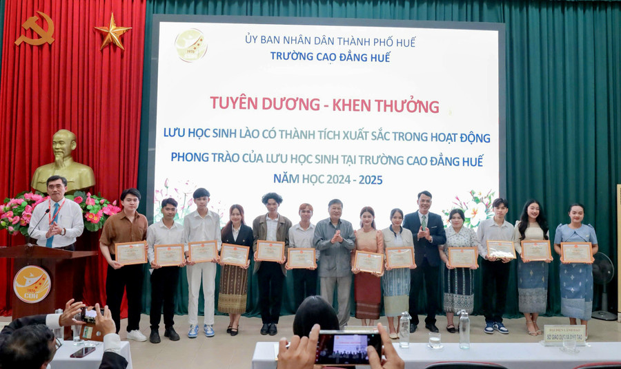 Khen thưởng LHS Lào có thành tích xuất sắc trong hoạt động phong trào tại Trường Cao đẳng Huế. img-20251223-172131.jpg