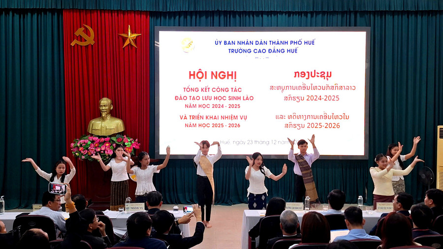 Tiết mục văn nghệ truyền thống do các em LHS Lào biểu diễn. z7356524738687-3967f68bb0a7de5010d5dc5658bc0da5.jpg