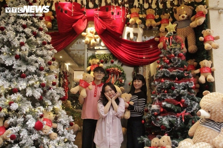 Hàng quán ở TP.HCM rực rỡ không khí Giáng sinh, giới trẻ đua nhau check-in