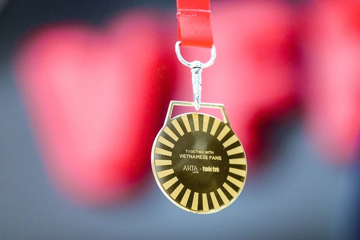 Cận cảnh huy chương vàng 24K tặng HLV Kim Sang Sik