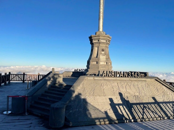 Cảnh quan Fansipan trong những ngày băng giá bao phủ.