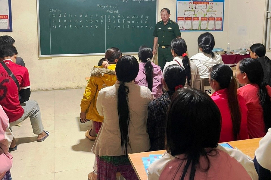 Lớp học xóa mù chữ vào ban đêm ở xã Mường Lý thu hút nhiều học viên tham gia. Ảnh: Đồn Biên phòng Pù Nhi cung cấp. dca5300a8c24037a5a35.jpg