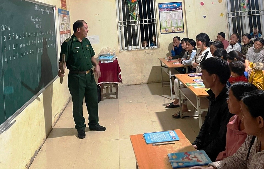 Lớp học xóa mù chữ ở bản Sài Khao, xã Mường Lý (Thanh Hóa). Ảnh: Đồn Biên phòng Pù Nhi cung cấp.