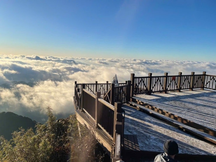 Băng tuyết đọng trên các cành cây và công trình kiến trúc trên đỉnh núi.