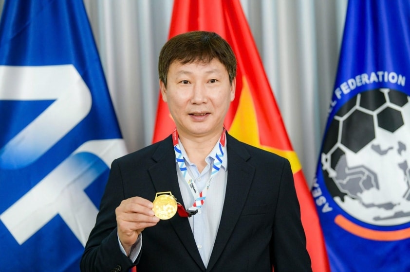 HLV Kim Sang Sik nhận huy chương vàng 24K