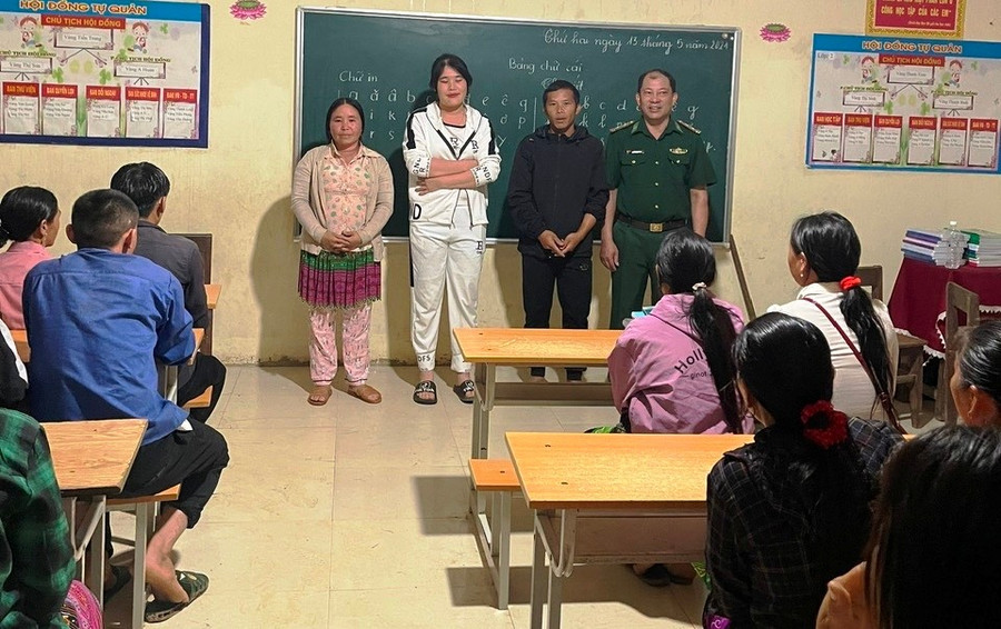 "Thầy giáo quân hàm xanh" và những học viên là những người dân chưa biết chữ ở bản Sài Khao, xã Mường Lý. Ảnh: Đồn Biên phòng Pù Nhi cung cấp. 56b55cffe3d16c8f35c0.jpg