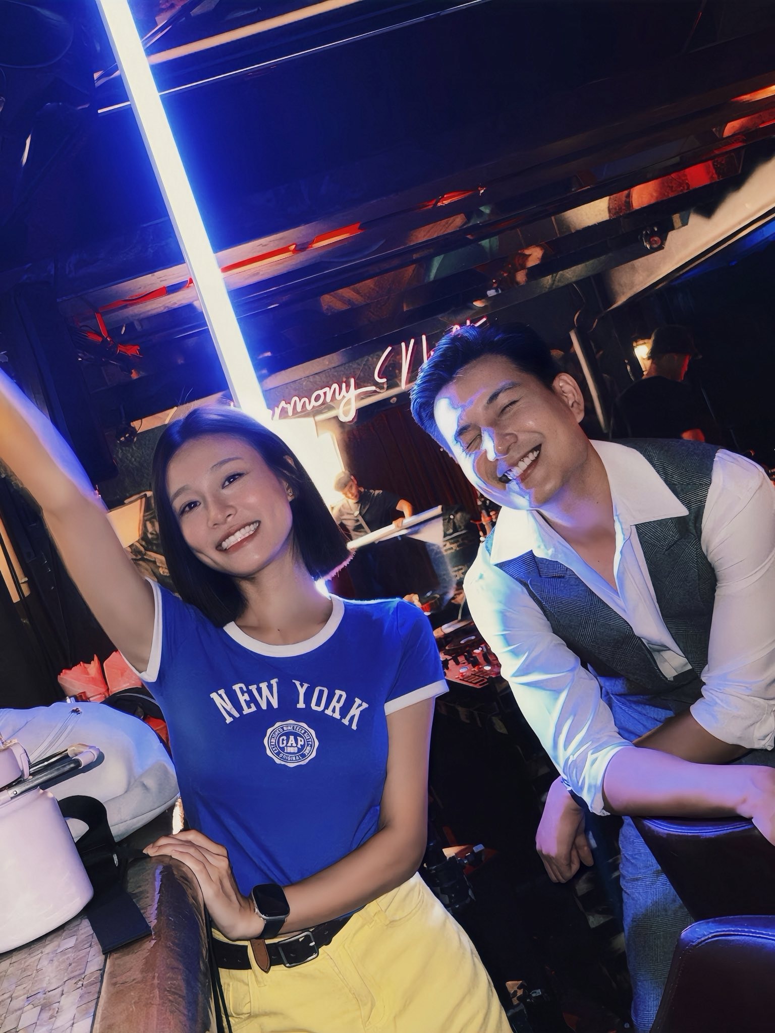 Nụ cười má lúm đặc trưng của hai diễn viên chính