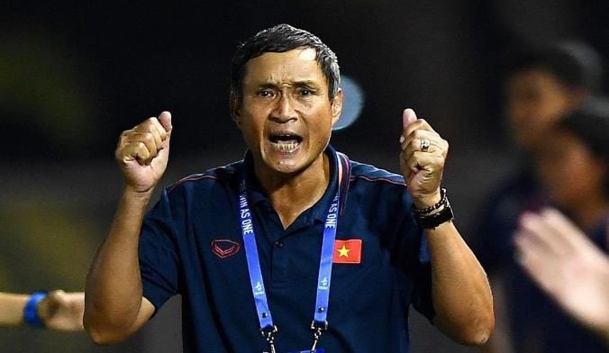 HLV Mai Đức Chung trong một buổi tập của đội tuyển nữ.