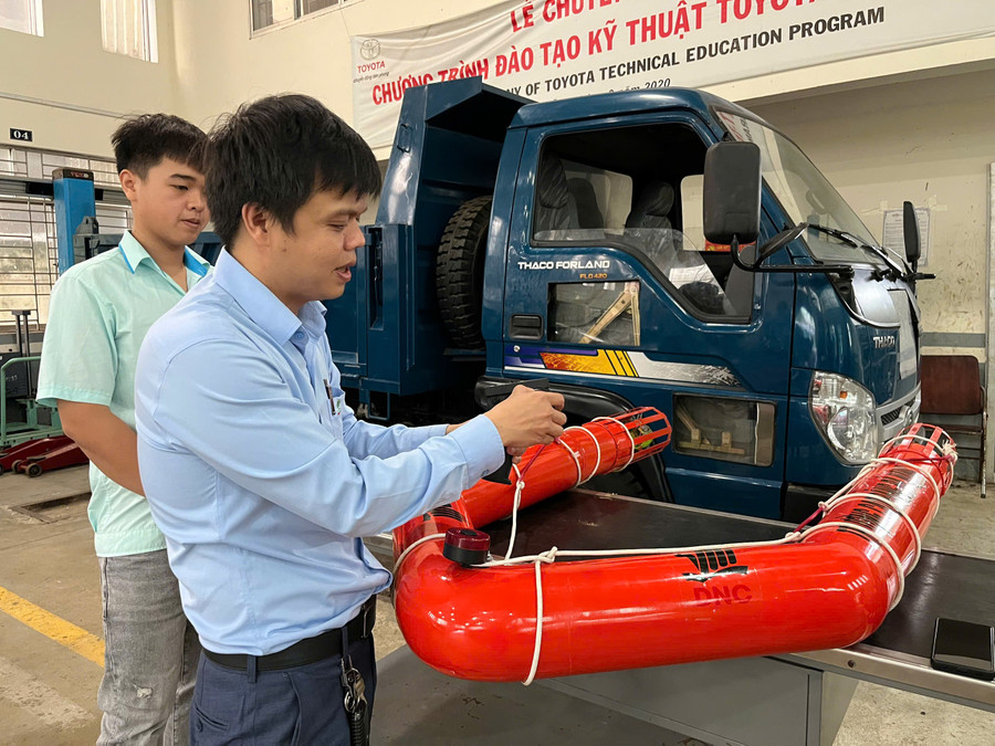 Phao cứu sinh điều khiển từ xa do thầy và trò Trường Cao đẳng Đà Nẵng chế tạo.