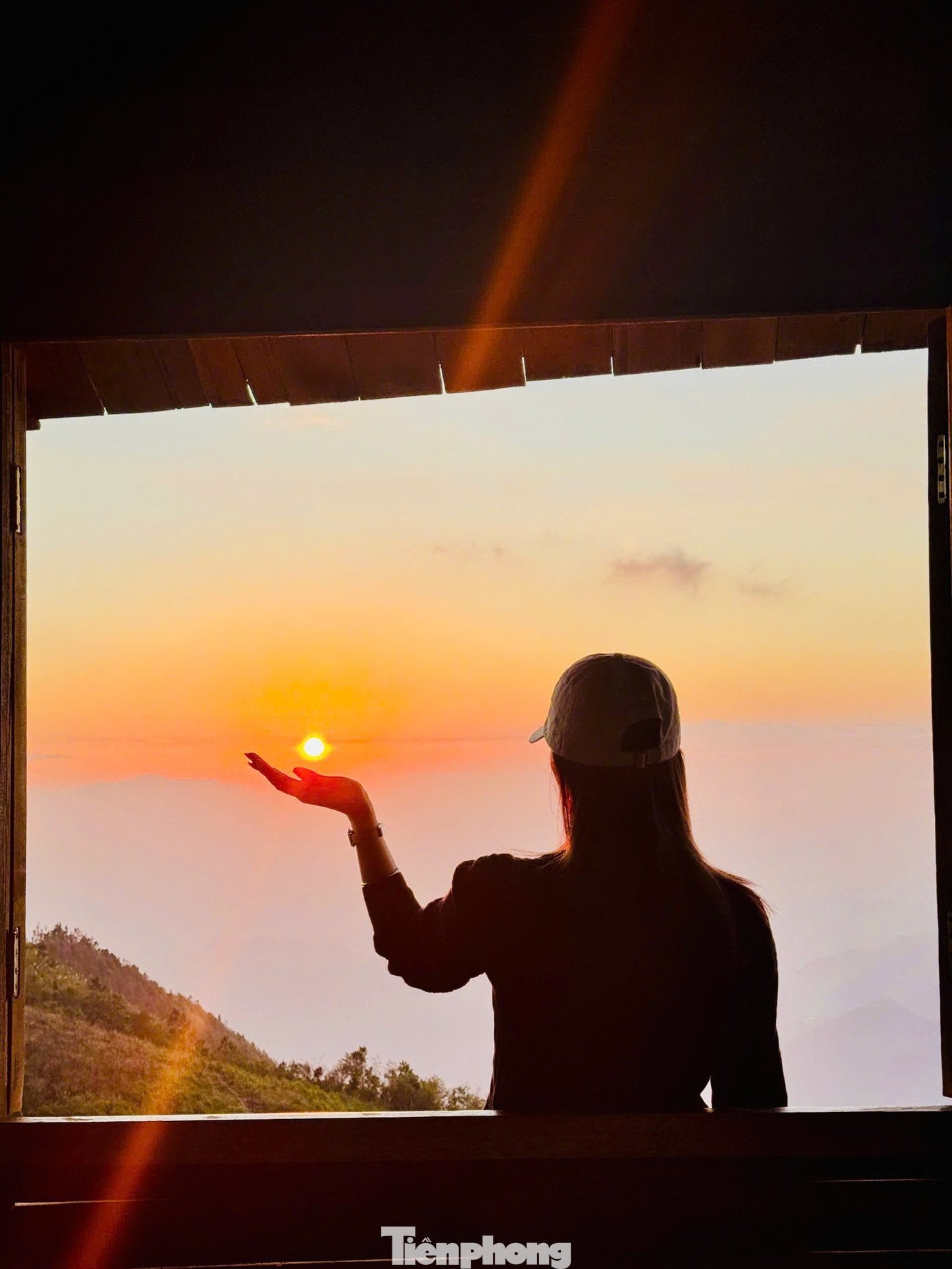 Hoàng hôn rực rỡ trên đỉnh Tà Xùa là khoảnh khắc quyến rũ mà bất kỳ ai cũng muốn lưu giữ.