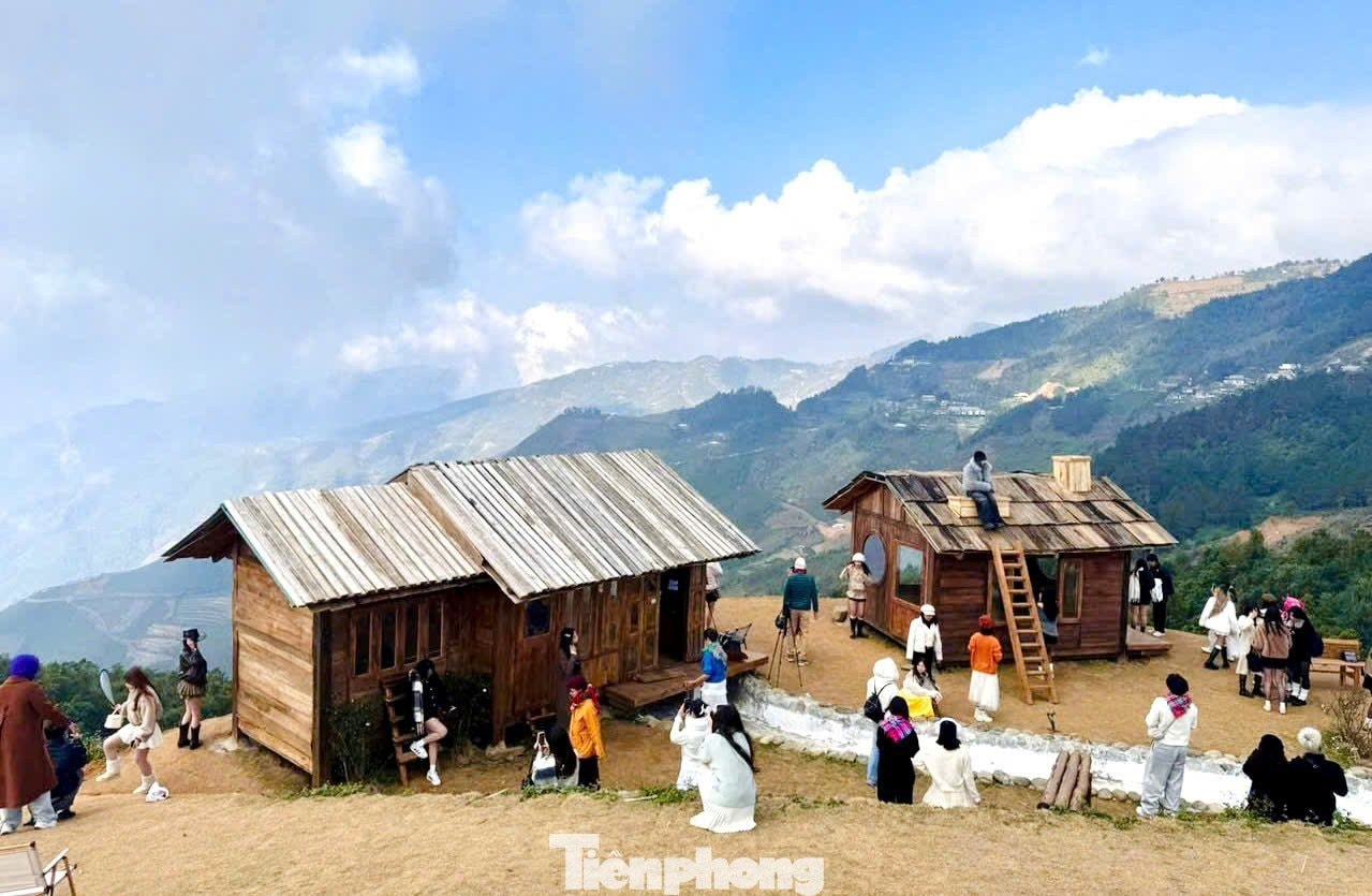 Du khách có thể bắt trọn khung cảnh mây ngàn cuồn cuộn từ góc nhìn trên mái nhà gỗ.