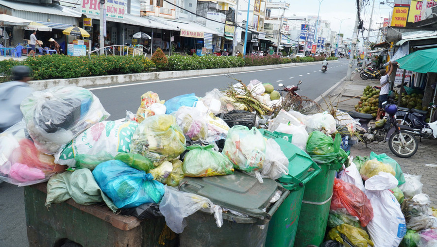 Lượng rác thải phát sinh hằng ngày trên địa bàn tỉnh Cà Mau không thể xử lý triệt để do Nhà máy rác ngưng hoạt động. gen-h-rac-thai-2.jpg