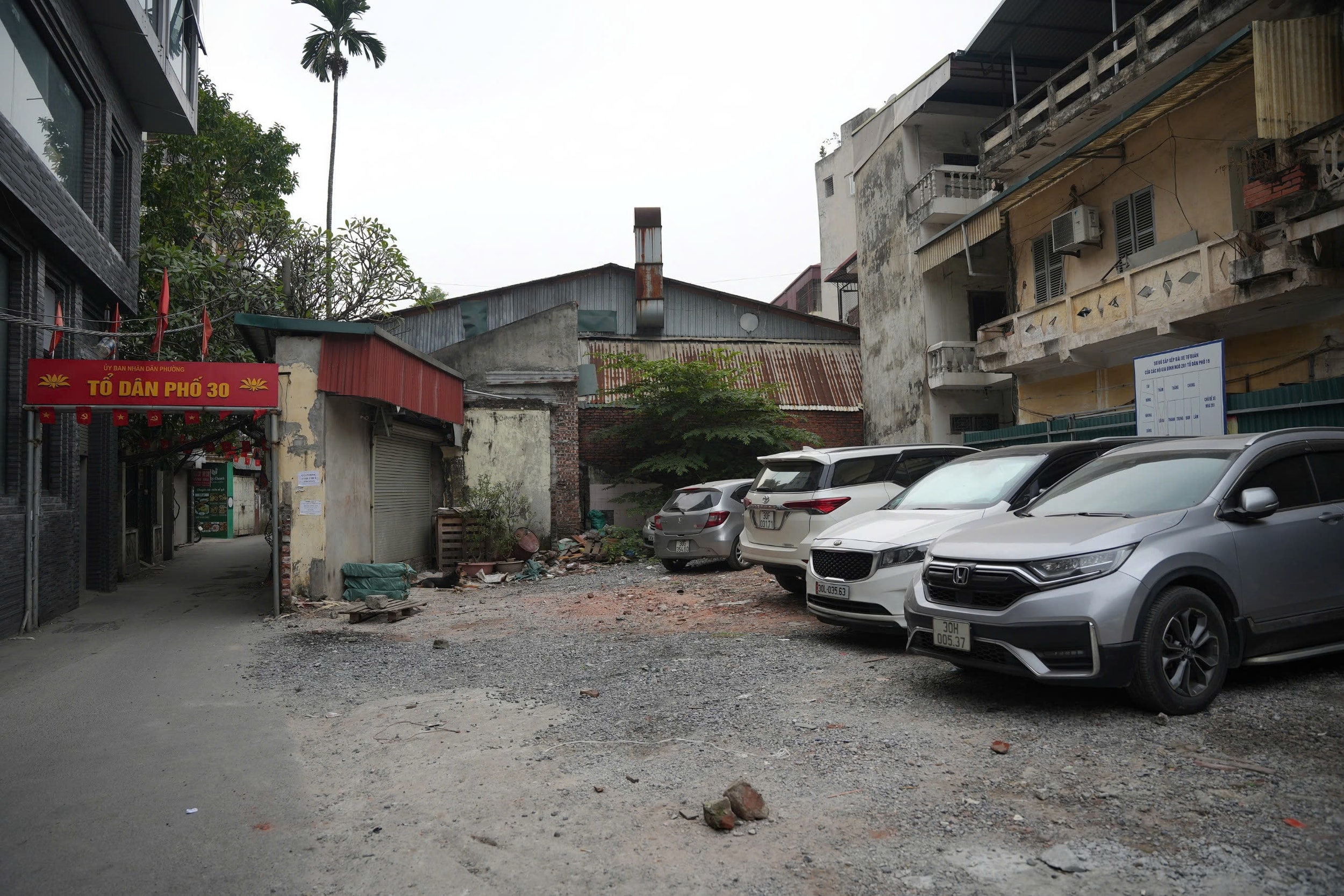 Một phần diện tích trong phạm vi dự án được người dân dùng làm nơi đỗ xe