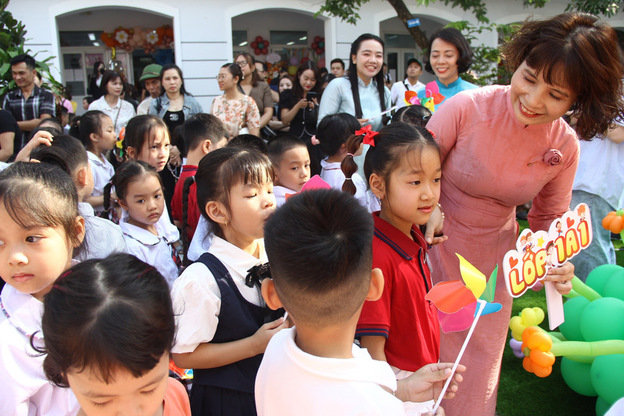 Cô, trò Trường Tiểu học Vĩnh Tuy (Vĩnh Hưng, Hà Nội). Ảnh: TG