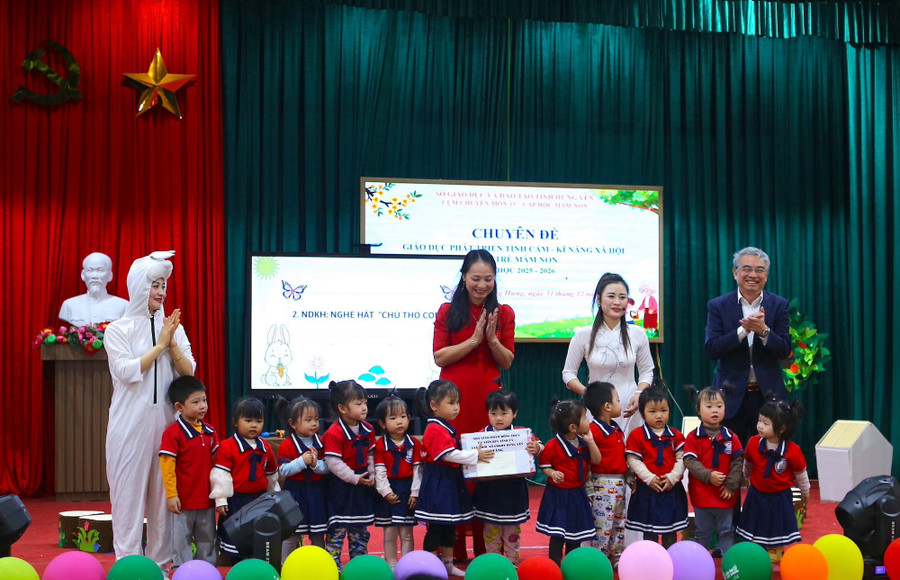 Giám đốc Sở GD&ĐT Hưng Yên Phạm Đồng Thụy tặng quà cho cô trò Trường Mầm non Đông Hoàng. img-8779.jpg