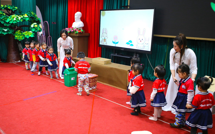 Hoạt động dạy trẻ bỏ rác vào thùng đựng rác (đối với nhóm trẻ từ 24 - 36 tháng) của cô trò Trường Mầm non Đông Hoàng. img-8761.jpg