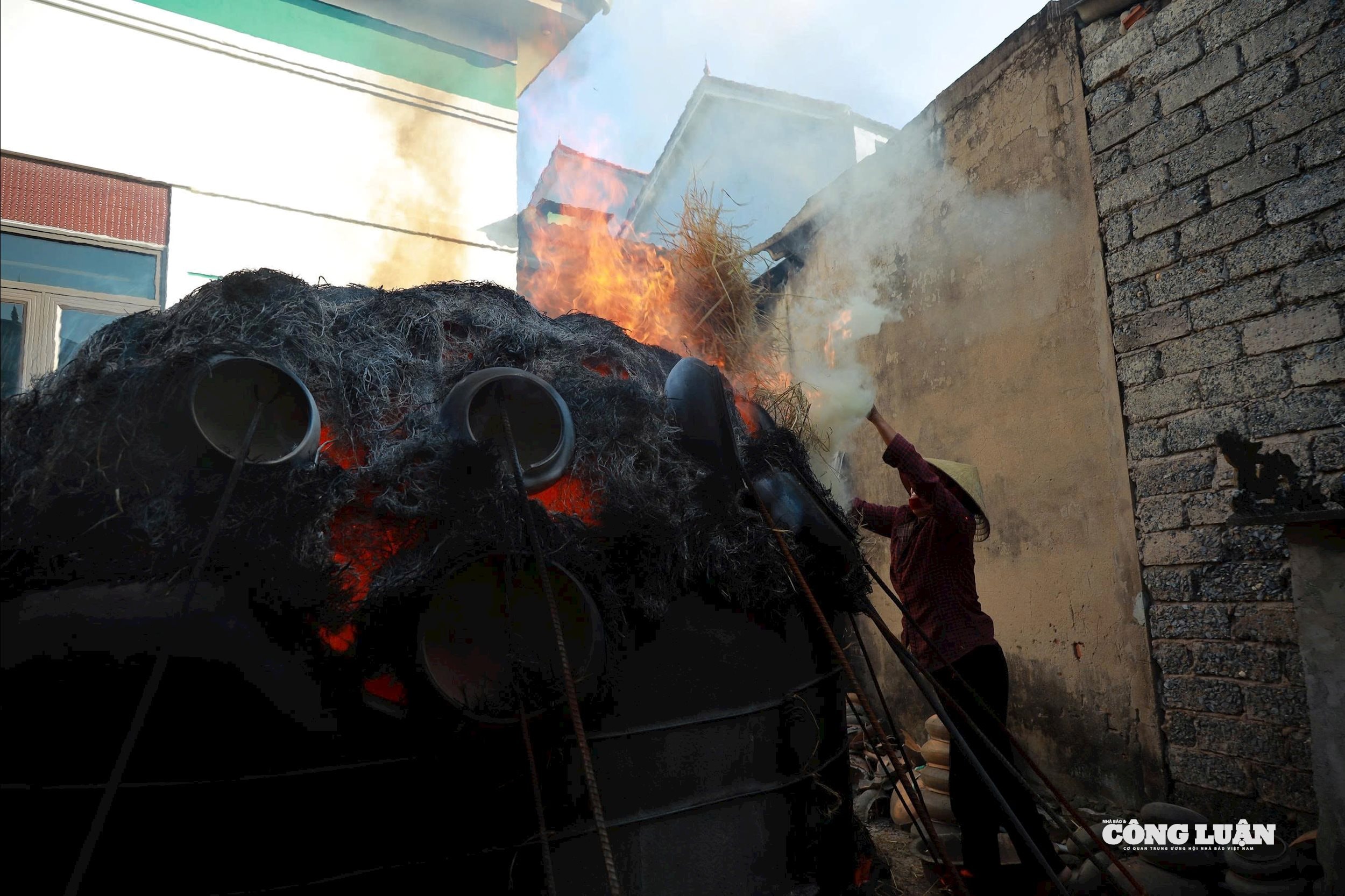 Để nung gốm, người ta thường đắp những lò nung ngoài trời, không hề có mái che đậy và được đắp rất đơn sơ