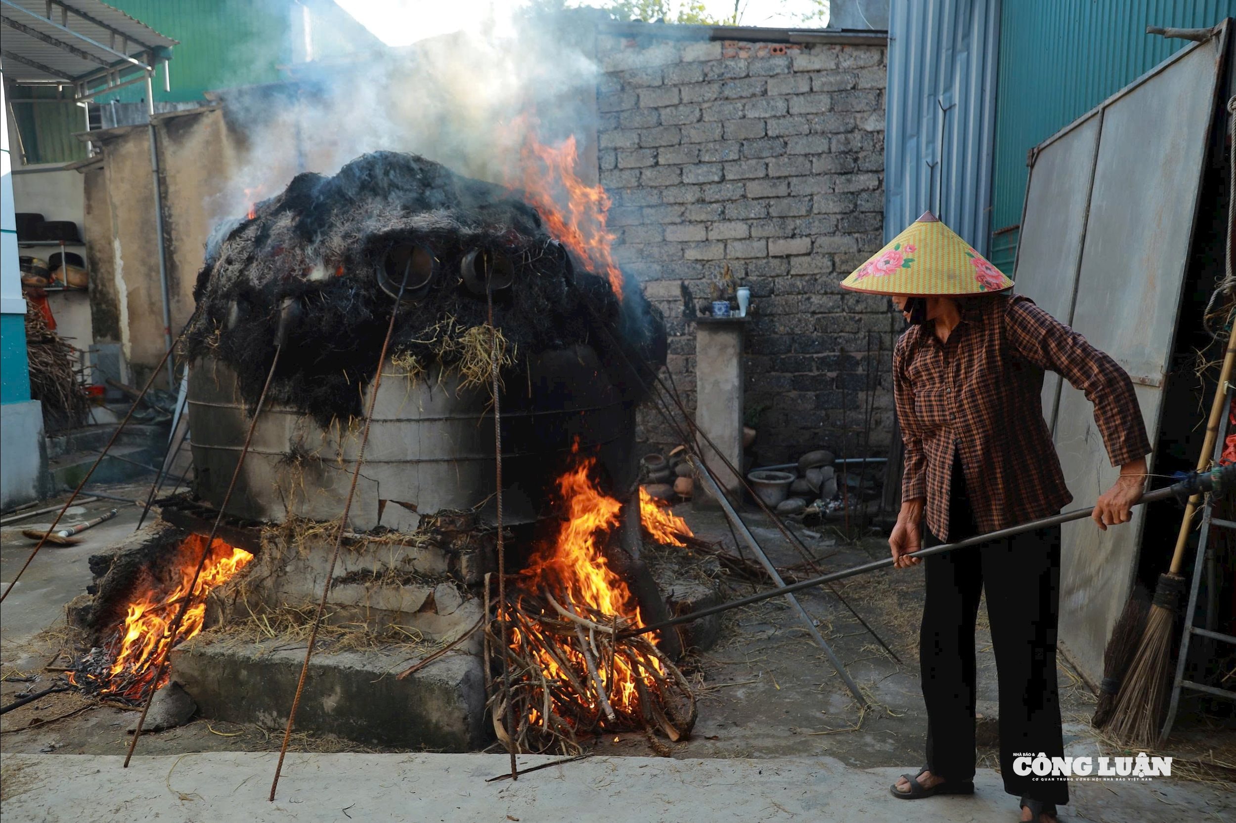 Để gốm chín đều, người thợ phải biết cách “xem lửa” mới biết thời điểm nào là dừng nung.